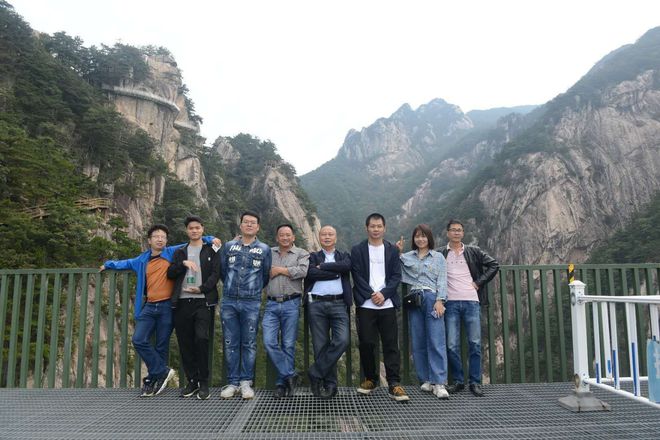 龙珠体育武汉承天液压公司举行“关爱职工凝心聚力秋游庆双节”活动(图3)